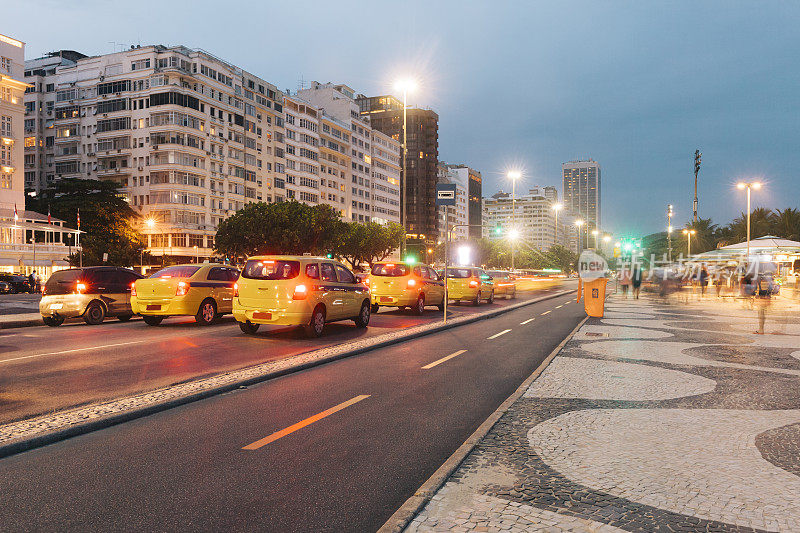 Copacabana Avenida Atlantica 在晚上，里约热内卢